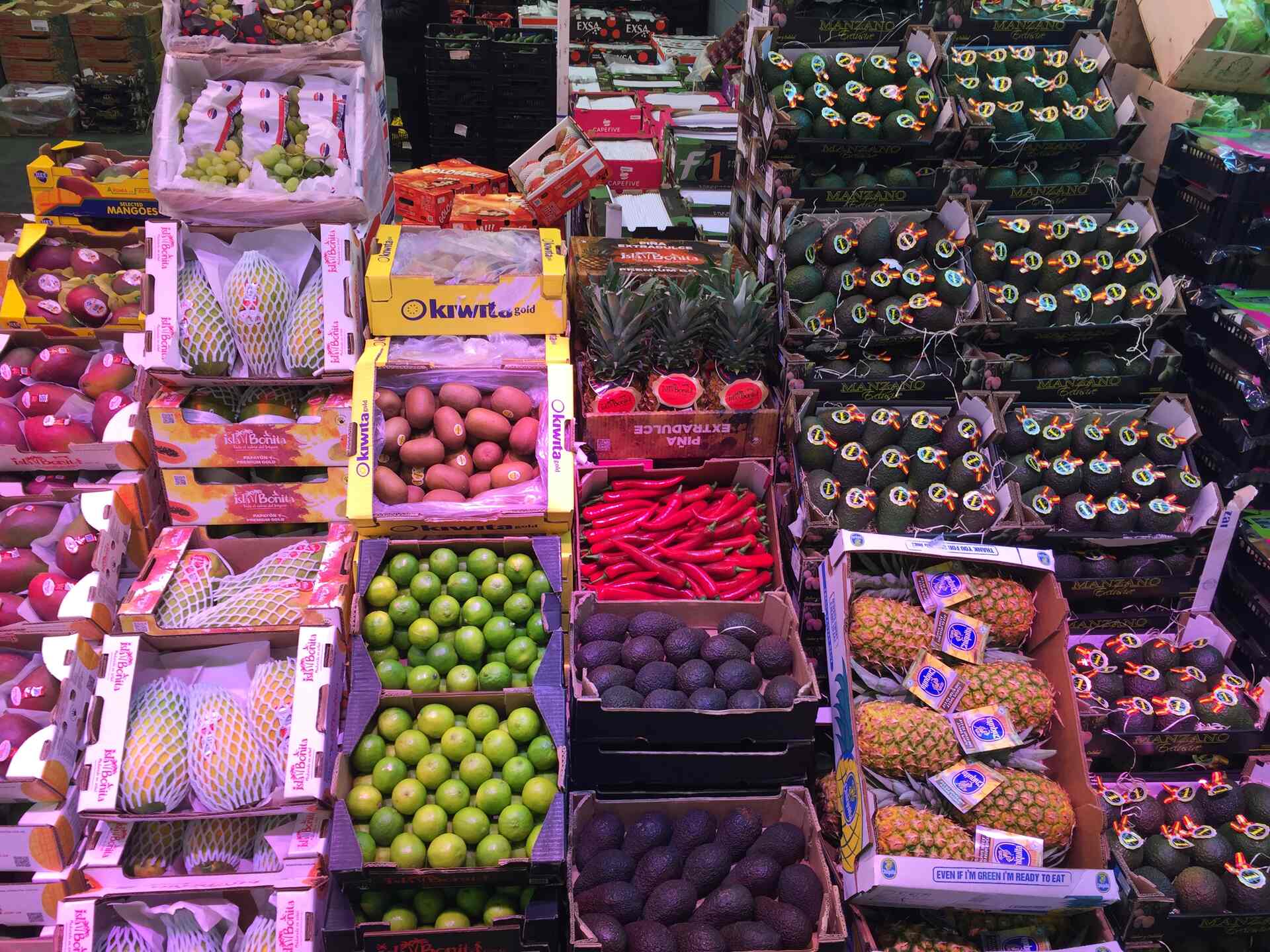 Exposición de cajas de frutas